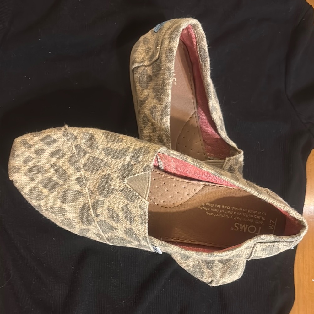 TOMS Women's Leopard Print Slip-On Shoes